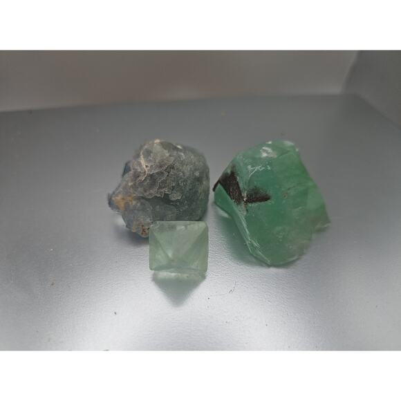 Flourite Specimens 3pcs .97oz - Picture 2 of 8